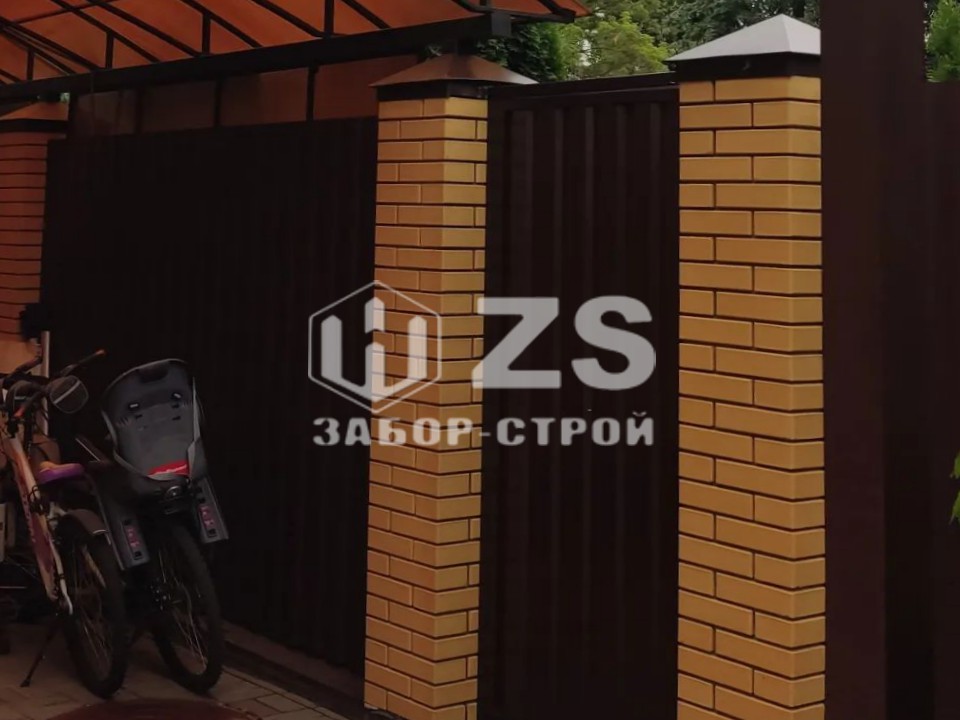 Забор из профнастила с кирпичными столбами 20 соток